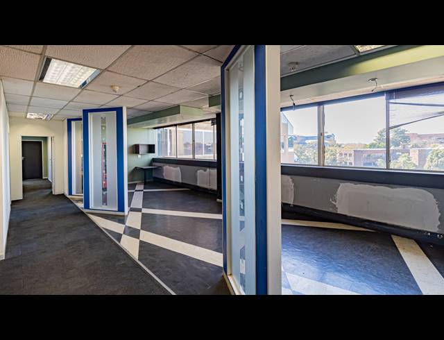 1,100M² OFFICE TO LET IN FERNDALE